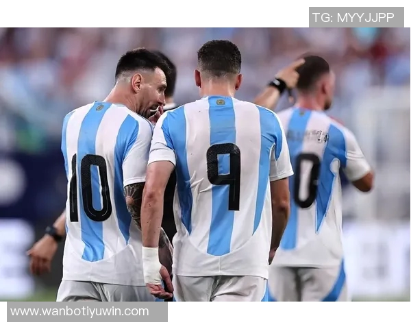 梅西合影时小球员被挤开德保罗出手推开不满插队者 梅西合影时小球员被挤开德保罗出手推开不满插队者